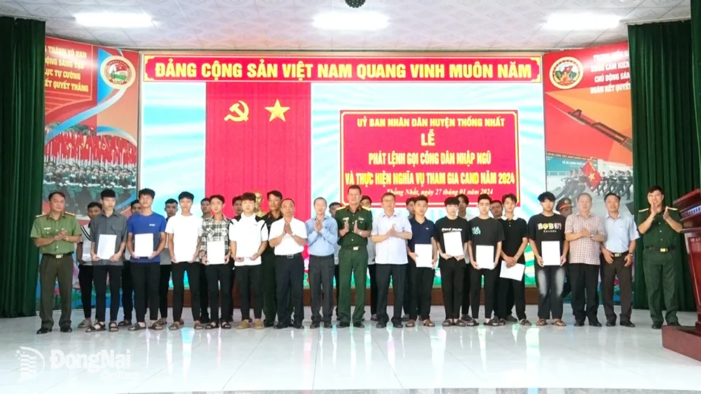 Lãnh đạo huyện Thống Nhất phát lệnh và chụp hình lưu niệm với các thanh niên tại buổi lễ