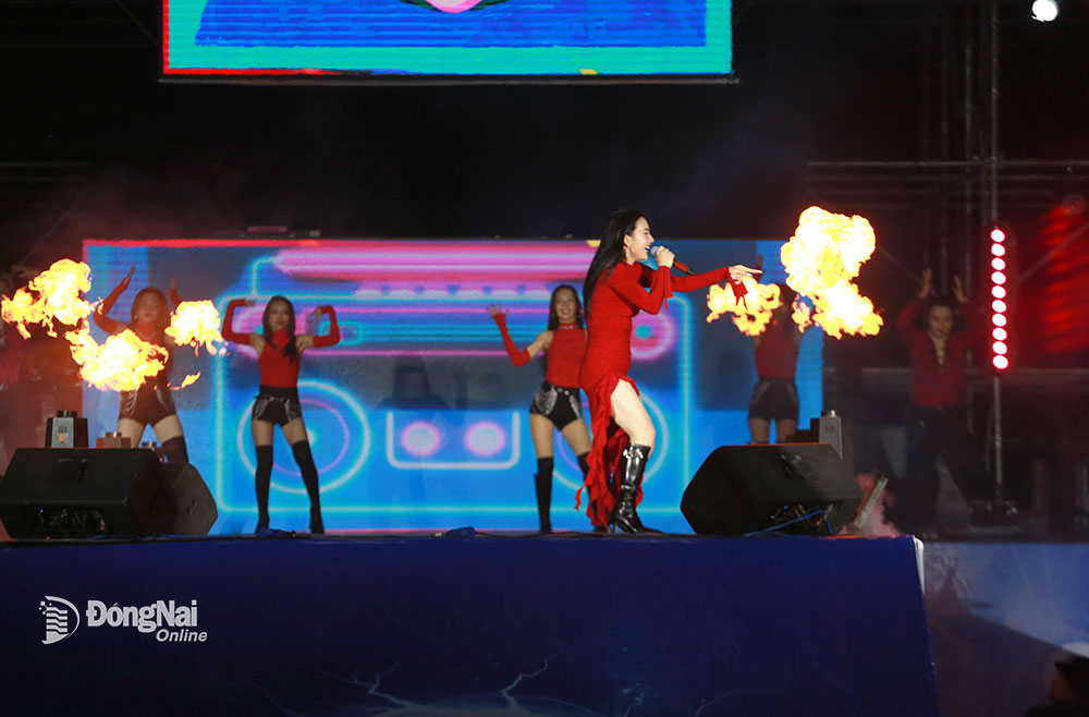 Ca sĩ trân Oanh biểu diễn máu lửa trên sân khấu