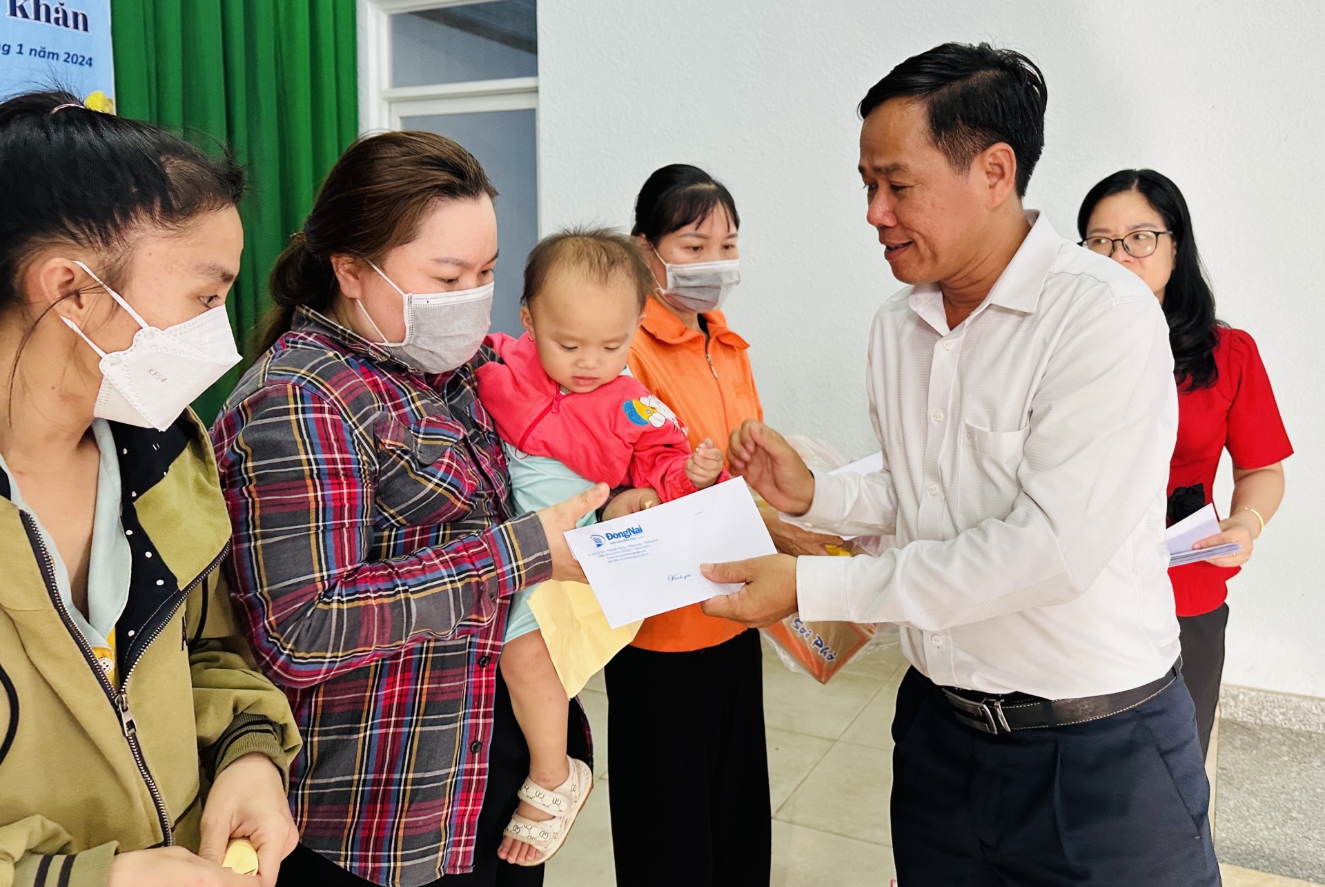 Phó Tổng biên tập Báo Đồng Nai Đinh Kim Tuấn tặng quà cho bà con nhân dân xã Xuân Định