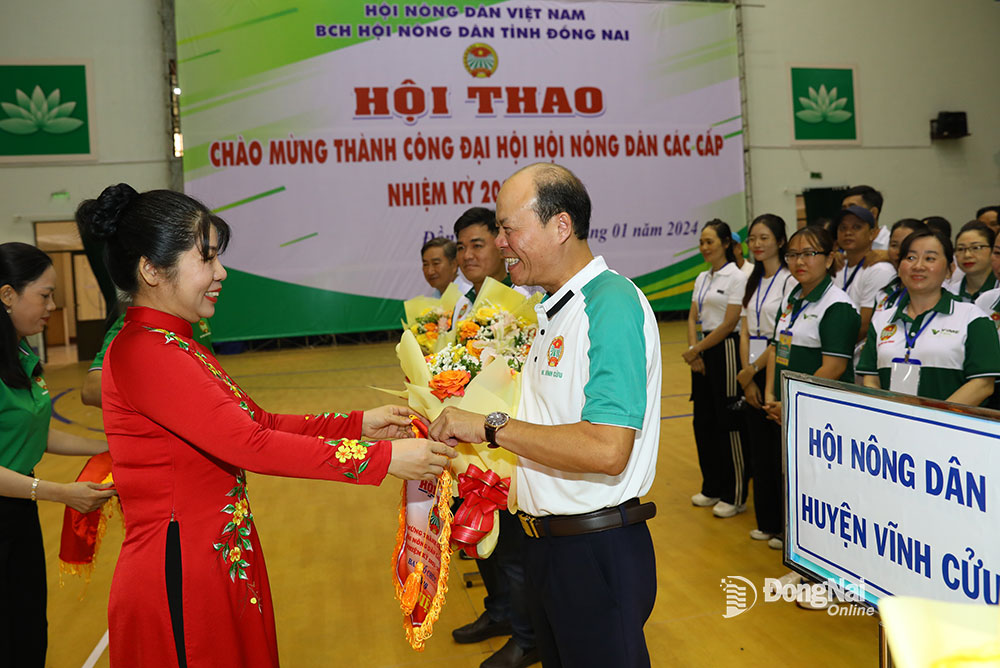 Phó chủ tịch HĐND tỉnh Hoàng Thị Bích Hằng tặng hoa, cờ lưu niệm cho các đơn vị tham dự lễ khai mạc hội thao