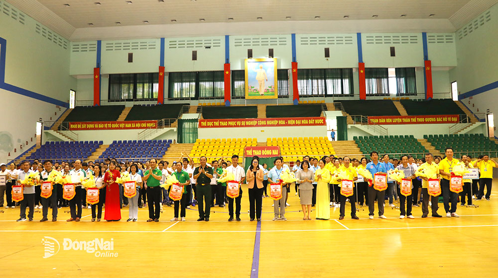 Các đại biểu, Ban tổ chức cùng các đơn vị tham dự hội thao tại lễ khai mạc