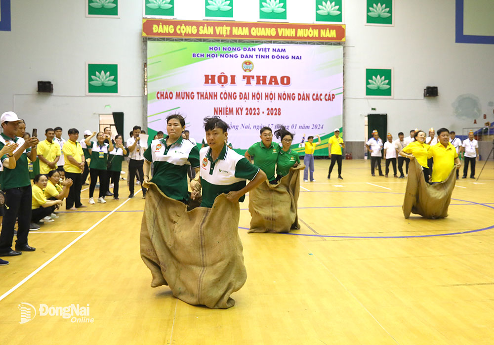 Đội nhảy bao bố Hội Nông dân TP.Long Khánh giành giải nhất nhảy bao bố tiếp sức