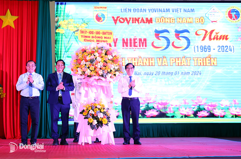 Phó chủ tịch UBND tỉnh Nguyễn Sơn Hùng (phải) tặng hoa chúc mừngVovinam Đông Nam bộ tại lễ kỷ niệm