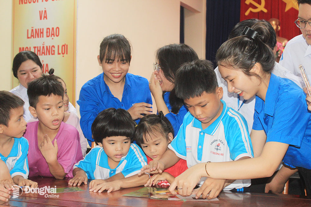 Sinh viên các trường đại học, cao đẳng trên địa bàn tỉnh tổ chức trò chơi cho trẻ em tại Trung tâm Công tác xã hội tỉnh trong chương trình Sinh viên tình nguyện vì cộng đồng. Ảnh: Nga Sơn