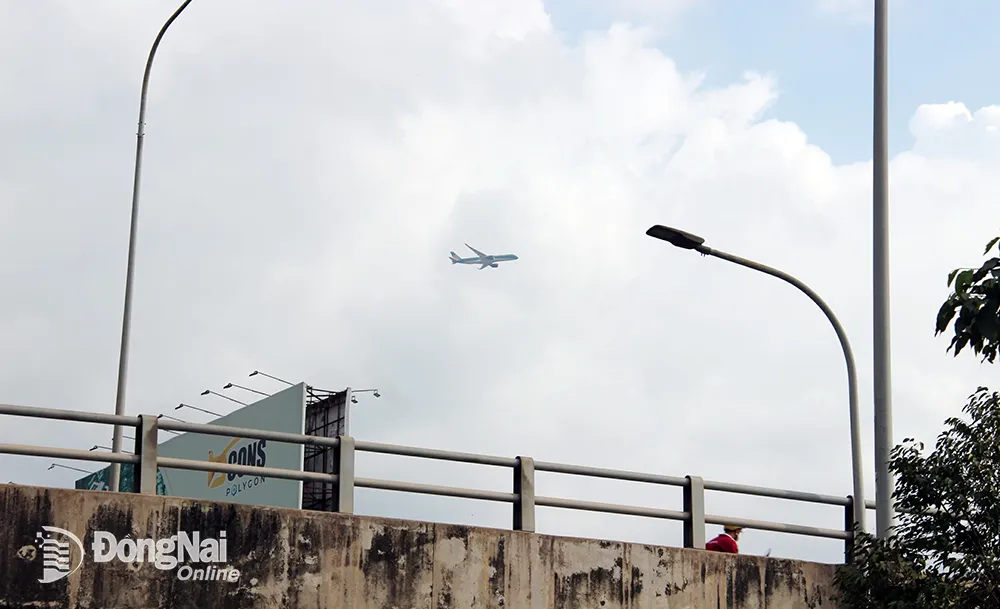 Quản lý chặt tình trạng chiếu đèn laser, vật thể bay ảnh hưởng đến an toàn bay