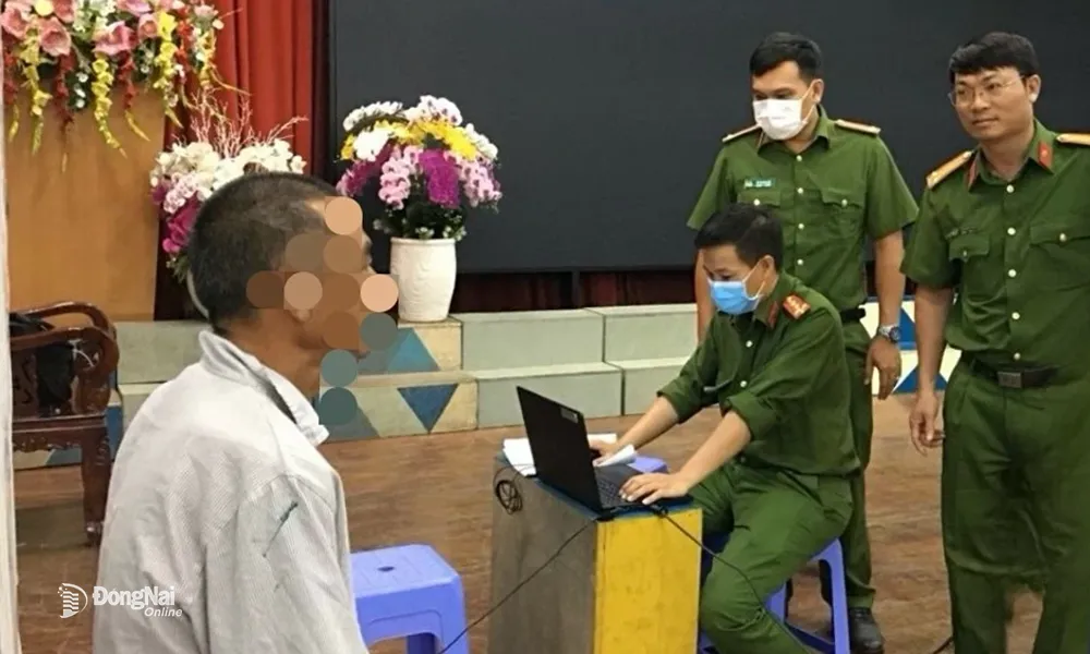 Tổ công tác Công an TP.Biên Hòa làm thủ tục cấp căn cước công dân cho bệnh nhân