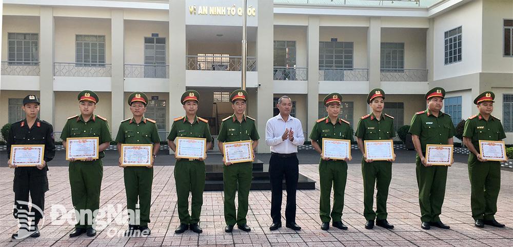Chủ tịch UBND H.Định Quán khen thưởng cho 2 tập thể và 10 cá nhân có thành tích bắt giữ đối tượng buôn bán, tàng trữ pháo nổ số lượng lớn trên địa bàn. (Ảnh: Tuấn Anh)