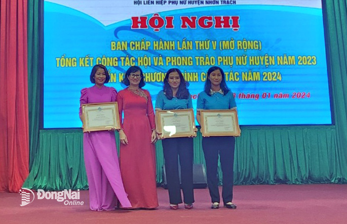 Phó chủ tịch Hội LHPN tỉnh, Phí Thị Thu Hà trao bằng khen cho các cá nhân tập thể có thành tích xuất sắc năm 2023