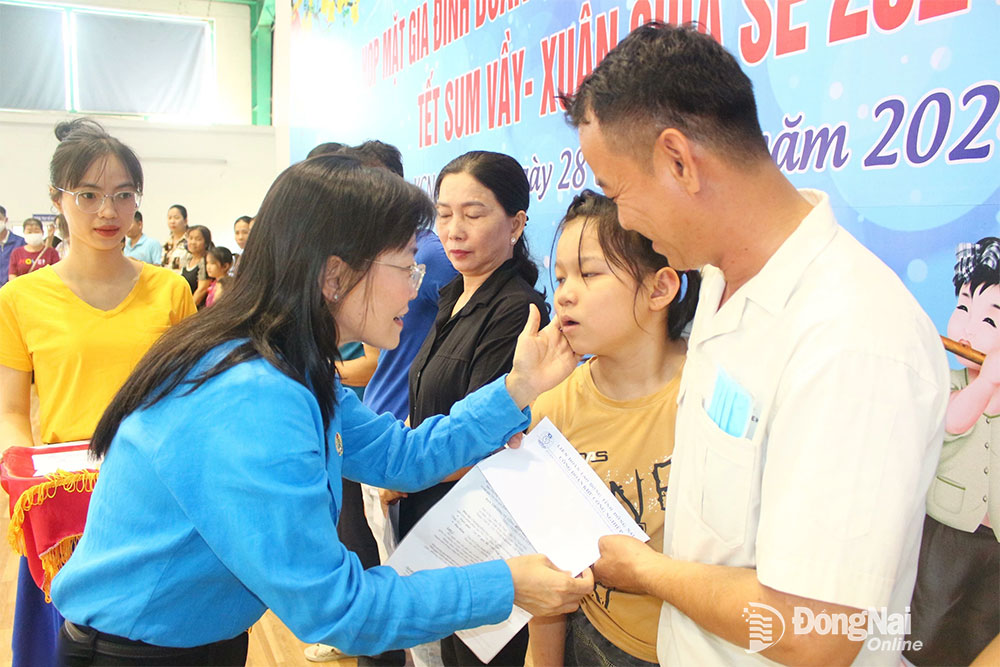Phó chủ tịch thường trực Liên đoàn Lao động tỉnh Bùi Thị Bích Thủy tặng quà gia đình đoàn viên
