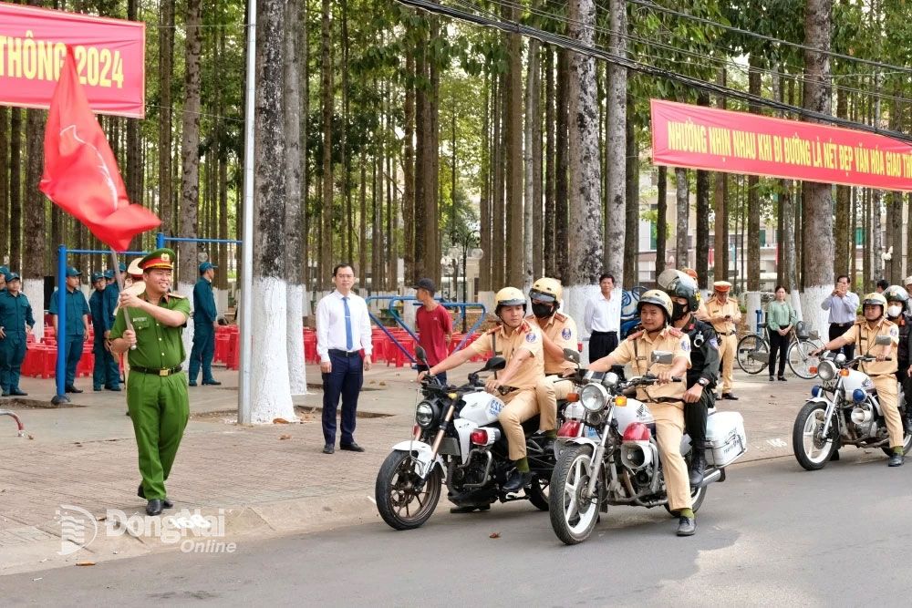 Lực lượng cảnh sát giao thông Công an H.Long Thành diễu hành ra quân Năm An toàn giao thông 2024. Ảnh: Đăng Tùng