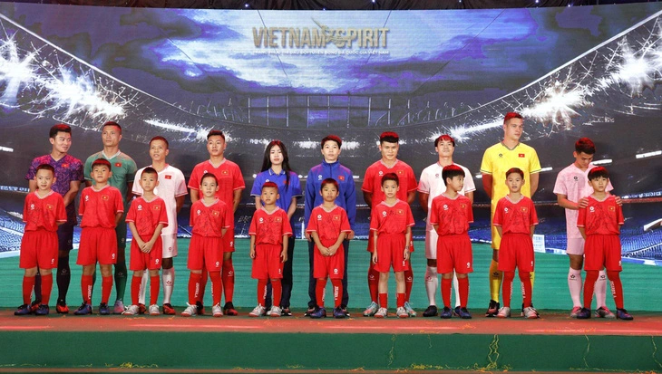 Các cầu thủ nam, nữ, futsal quốc gia mặc trang phục mới tại lễ ký hợp đồng trang phục mới của bóng đá Việt Nam giai đoạn 2024-2027. Ảnh: VFF