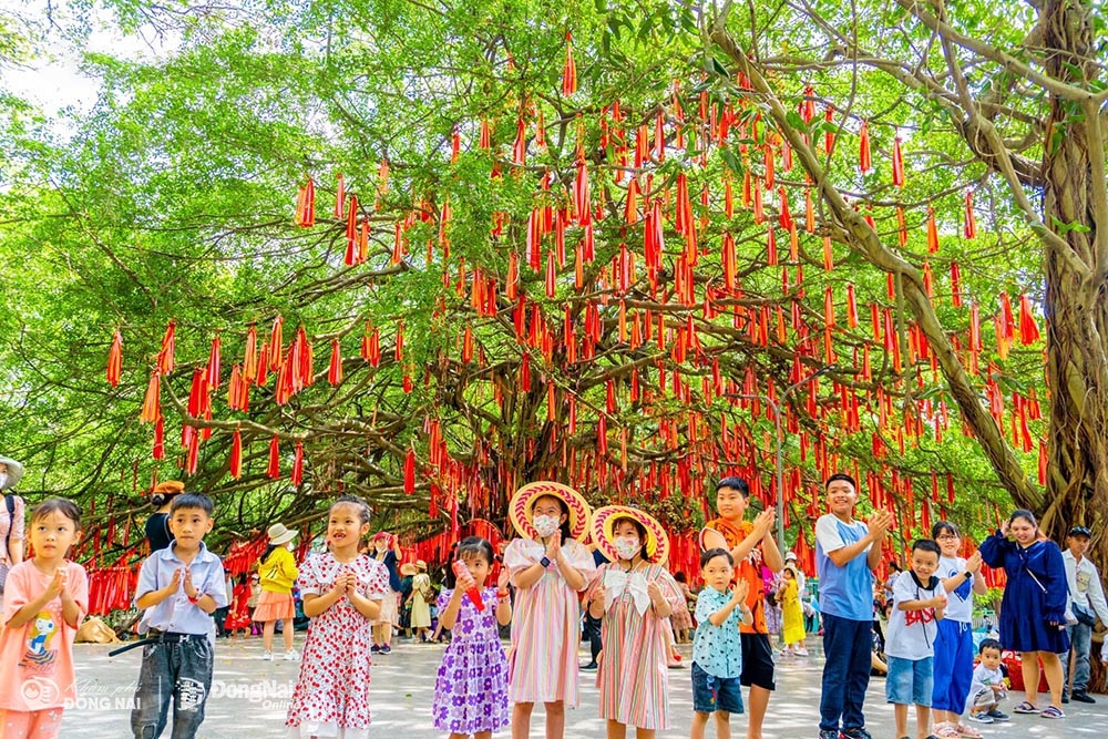 Hàng ngàn dải ruy băng lụa đỏ phất phơ trên cây Ước Nguyện ghi những lời cầu chúc năm mới, tài lộc, bình an... (Ảnh: S.T)