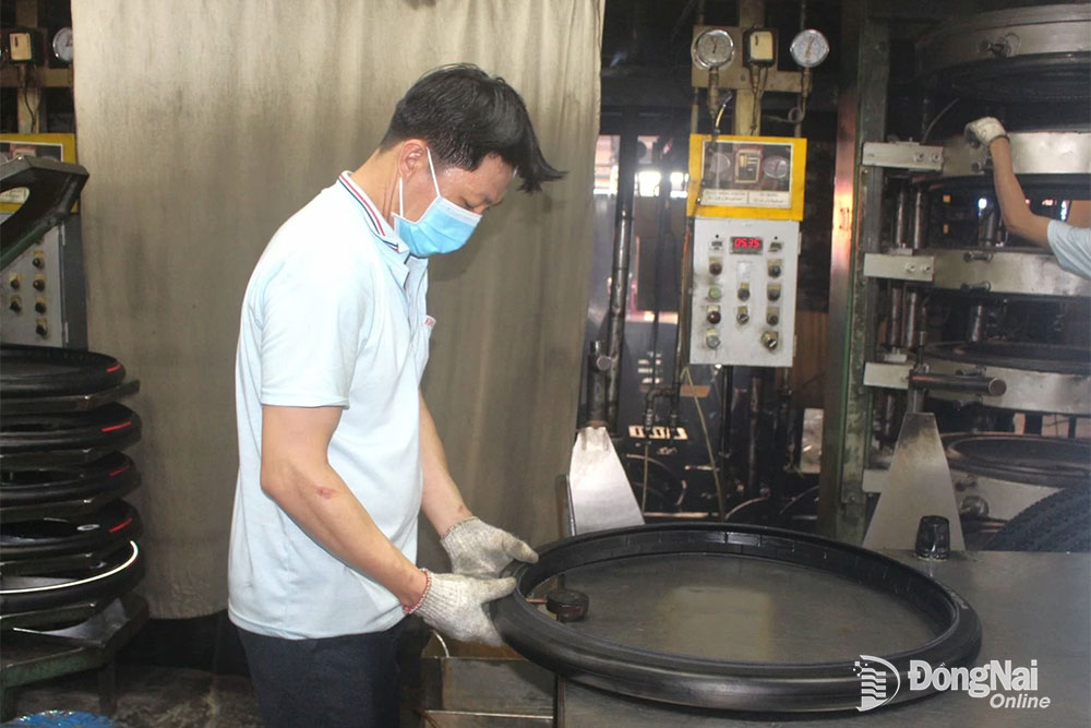 Sản xuất lốp xe tại Công ty Cao su Kenda Việt Nam