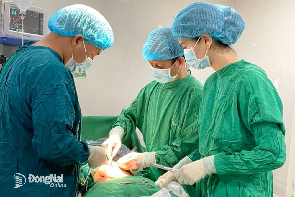 Các bác sĩ thực hiện ca phẫu thuật lấy tăm tre cho bệnh nhân