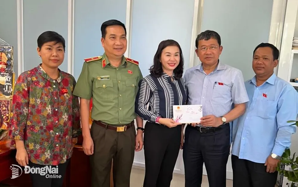 Các đại biểu trao quà cho Ủy ban MTTQ Việt Nam huyện Xuân Lộc. Ảnh: Đoàn ĐBQH