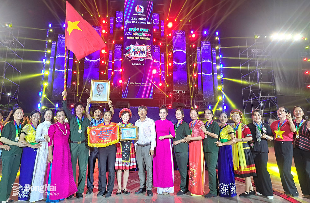 Ban tổ chức trao giải nhất cho CLB DS KP10 phường Tân Phong