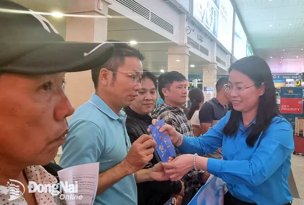 Phó chủ tịch Liên đoàn Lao động tỉnh Bùi Thị Nhàn lì xì công nhân về tết trên chuyến bay miễn phí