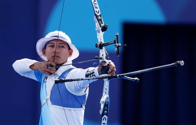 Cung thủ Lê Quốc Phong thi đấu tại Olympic 2024.