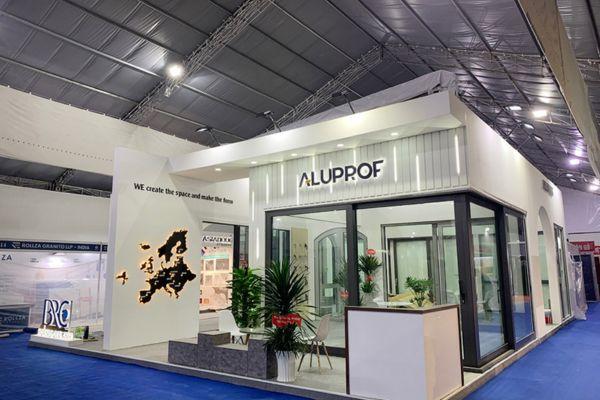 Gian hàng trưng bày ấn tượng, thu hút khách tham quan.