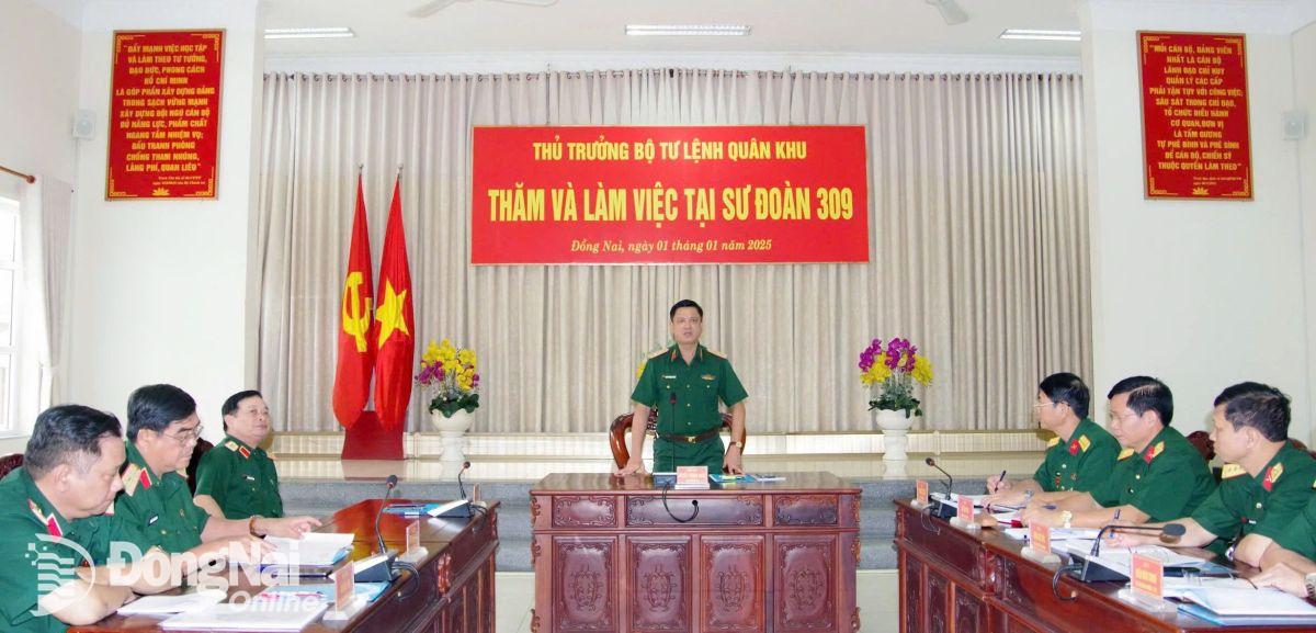 Tư lệnh Quân khu 7 chủ trì làm việc với Sư đoàn 309. Ảnh: Hùng Ân