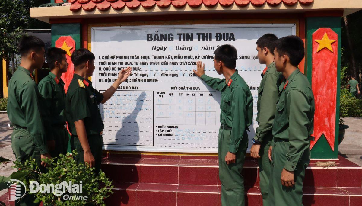 Giáo dục chính trị tư tưởng cho bộ đội thông qua bảng ảnh và pa nô tại các tiểu đoàn trong toàn đơn vị. Ảnh: Nguyệt Hà