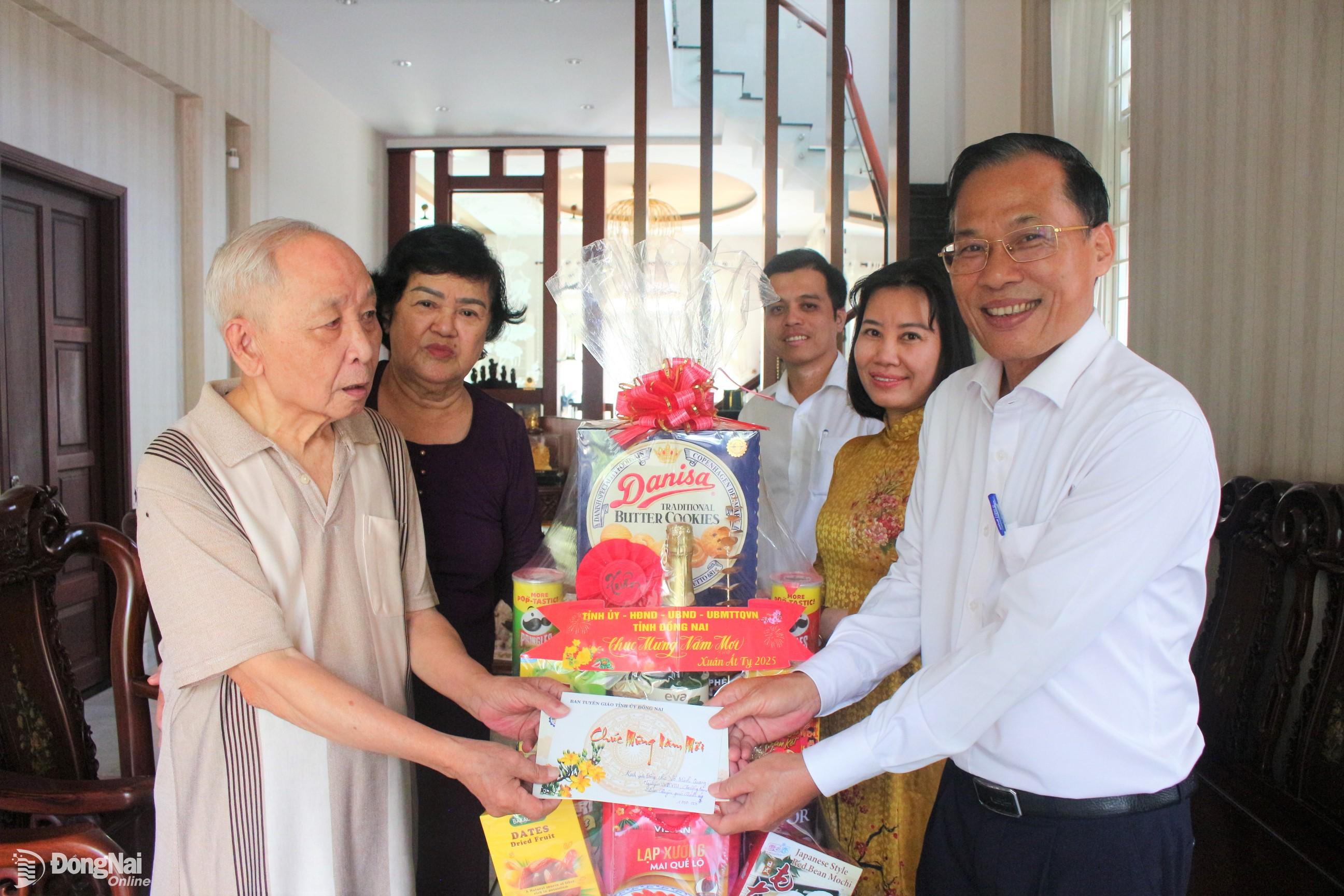 Trưởng ban Tuyên giáo Tỉnh ủy Phạm Xuân Hà thăm, chúc Tết các đồng chí nguyên lãnh đạo tỉnh