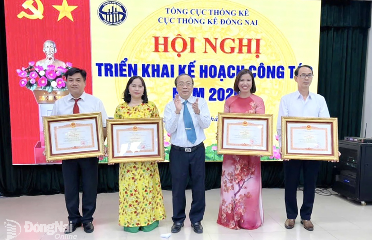 Ông Trần Quốc Tuấn, Cục trưởng Cục Thống kê Đồng Nai trao bằng khen của Thủ tướng Chính phủ cho các cá nhân. Ảnh: TKDN
