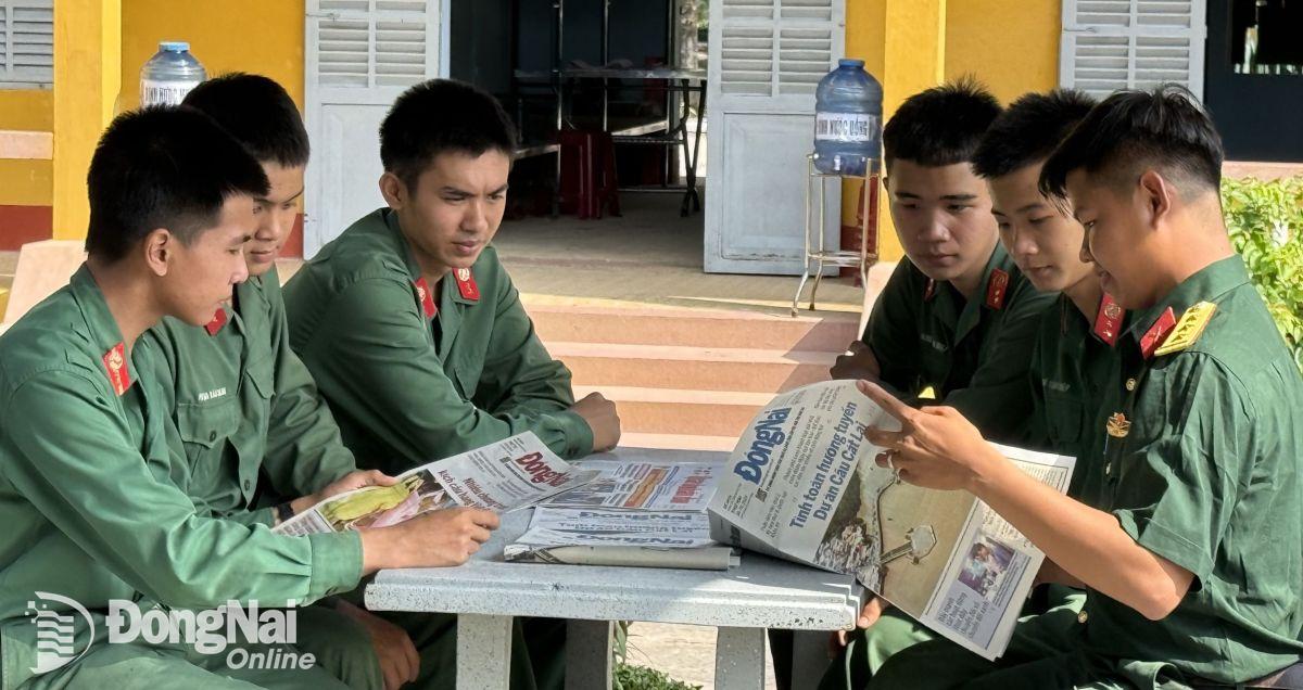 Báo chí là một trong những phương tiện được trung đoàn sử dụng hiệu quả trong giáo dục chính trị tư tưởng cho bộ đội. Ảnh: Nguyệt Hà