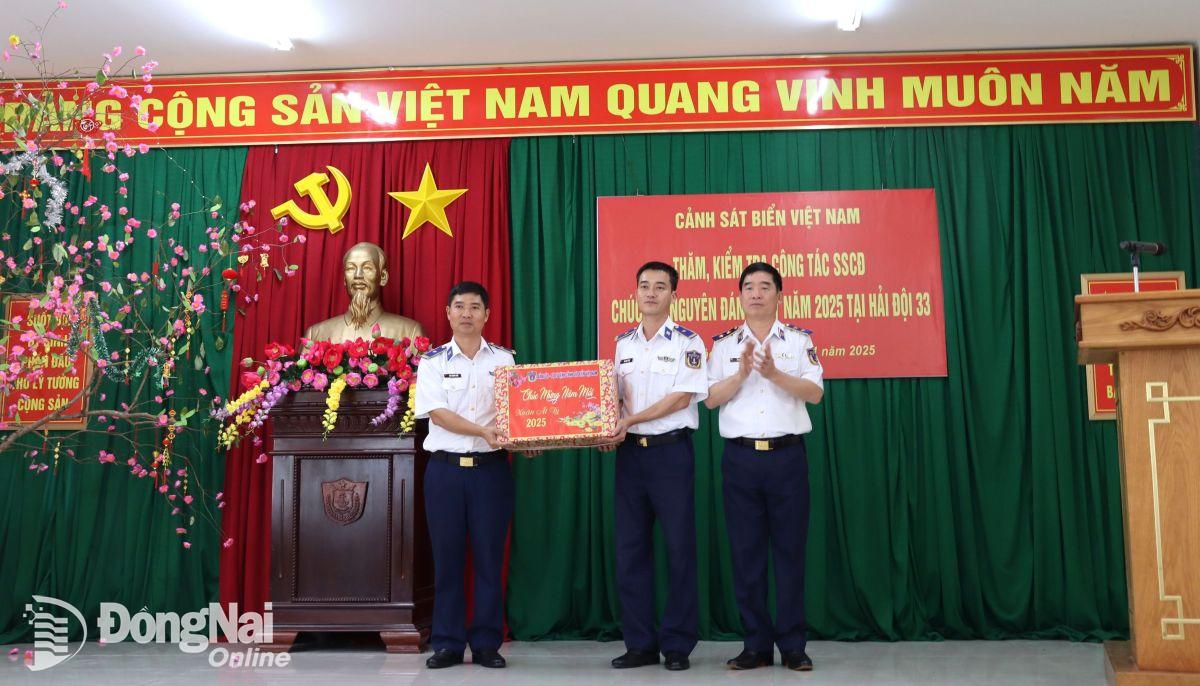 Trung tướng Bùi Quốc Oai phát biểu tại buổi kiểm tra sẵn sàng chiến đấu, chuẩn bị Tết Ất Tỵ và tặng quà Hải đội 33. Ảnh: Nguyệt Hà