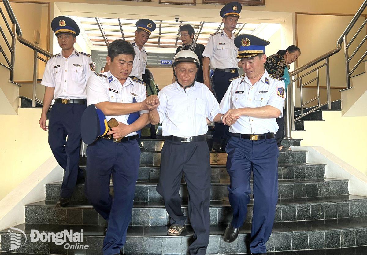 Trung tướng Bùi Quốc Oai (bìa phải) cùng cán bộ cảnh sát biển hỗ trợ người có công đến nhận quà Tết Ất Tỵ 2025. Ảnh: Nguyệt Hà