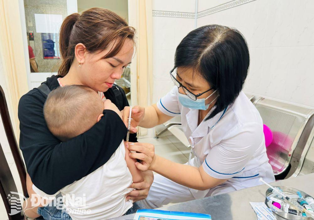 Tiêm vaccine phòng bệnh cho trẻ nhỏ tại Trung tâm Kiểm soát bệnh tật tỉnh. Ảnh: Hạnh Dung