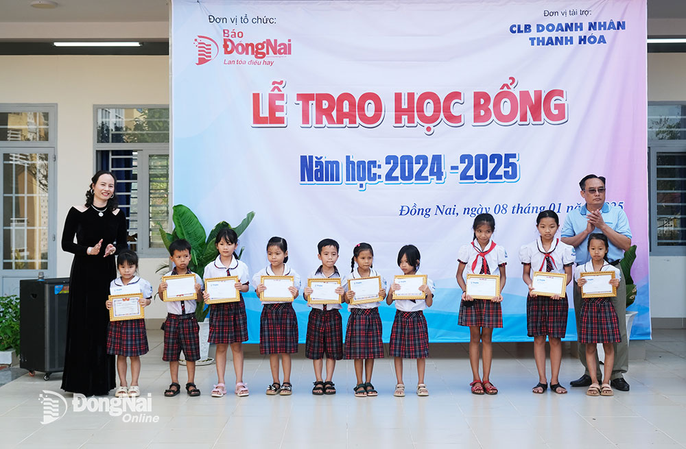 Đại diện CLB Doanh nhân Thanh Hóa tại Đồng Nai trao học bổng cho các em học sinh. Ảnh: Đắc Nhân