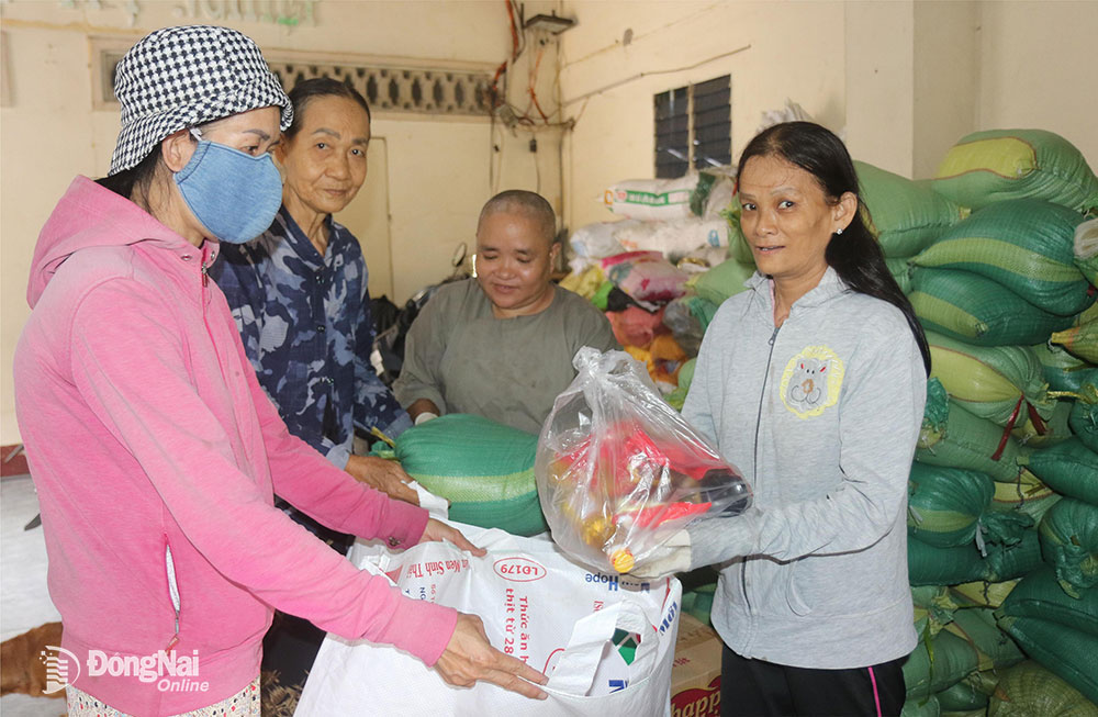 Chùa Đại Giác (phường Hiệp Hòa, thành phố Biên Hòa) chuẩn bị quà Tết gửi đến bà con khó khăn. Ảnh: S.Thao
