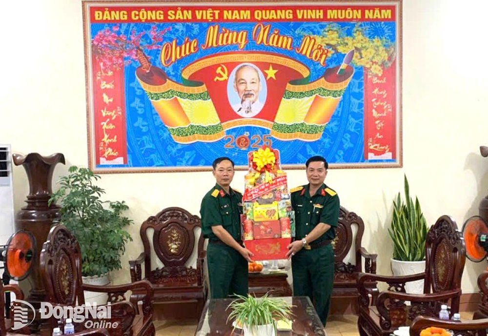 Đại tá Hoàng Nghĩa Minh tặng quà, chúc Tết cán bộ chiến sĩ Trung đoàn 3, đóng tại huyện Xuân Lộc. Ảnh: ĐVCC