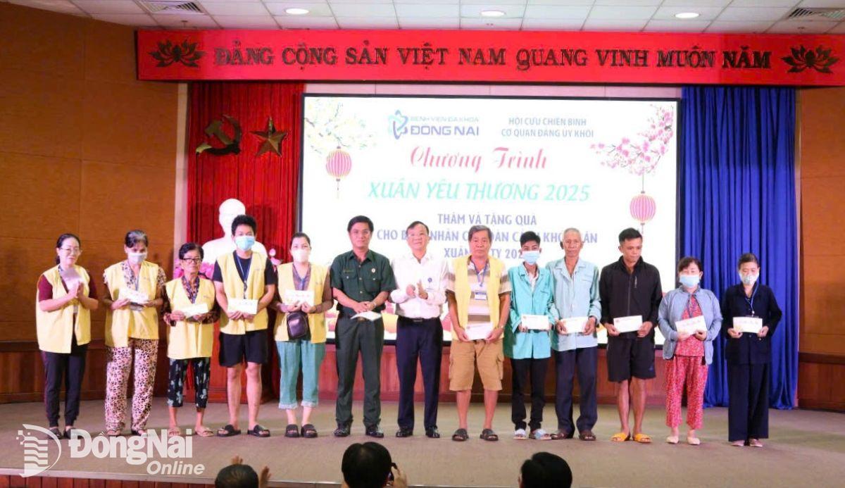 Đoàn tặng quà bệnh nhân đang điều trị tại Bệnh viện Đa khoa Đồng Nai. Ảnh: ĐVCC