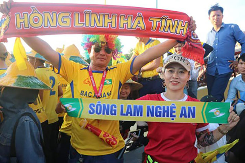 Cổ động viên Nghệ - Tĩnh “chiến trường chia nửa vầng trăng”.