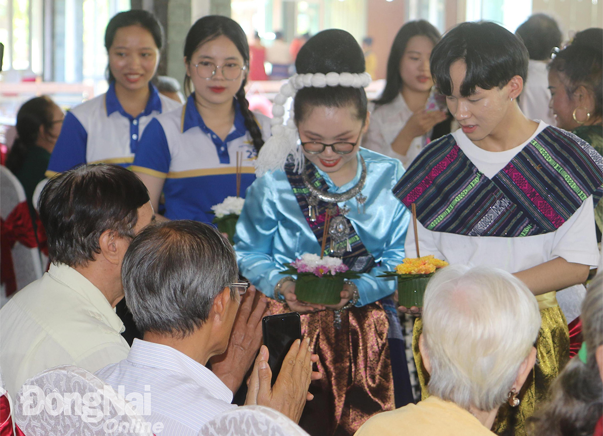 Giới thiệu nghệ thuật làm hoa đăng Loykrathong tại Chương trình Giao lưu nhân dân do Hội Hữu nghị Việt Nam - Thái Lan tỉnh Đồng Nai tổ chức.

