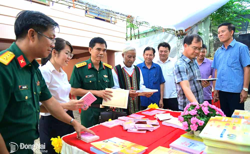 Bộ Chỉ huy quân sự tỉnh tặng Tủ sách pháp luật cho nhân dân xã Xuân Phú, huyện Xuân Lộc. Ảnh: C.T.V
