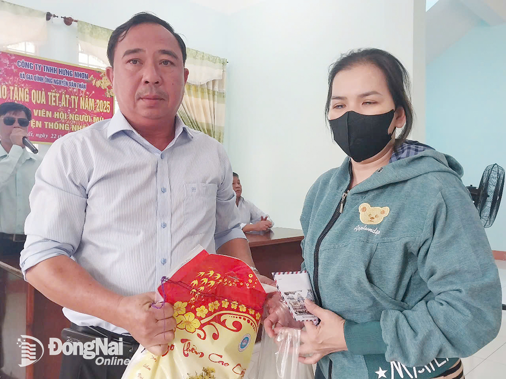 Ông Nguyễn Văn Thận trao quà cho hội viên người mù huyện Thống Nhất. Ảnh: N.Quang