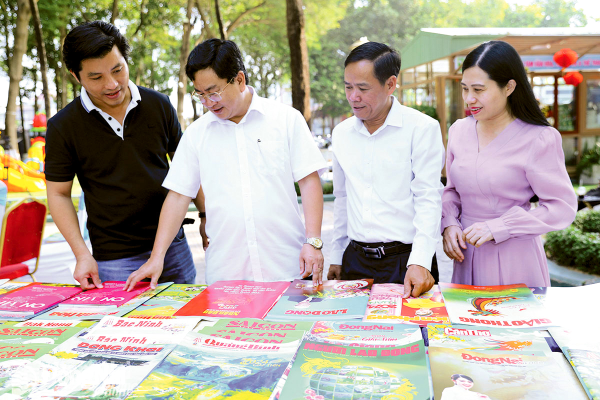 Đi qua bao mùa báo xuân…