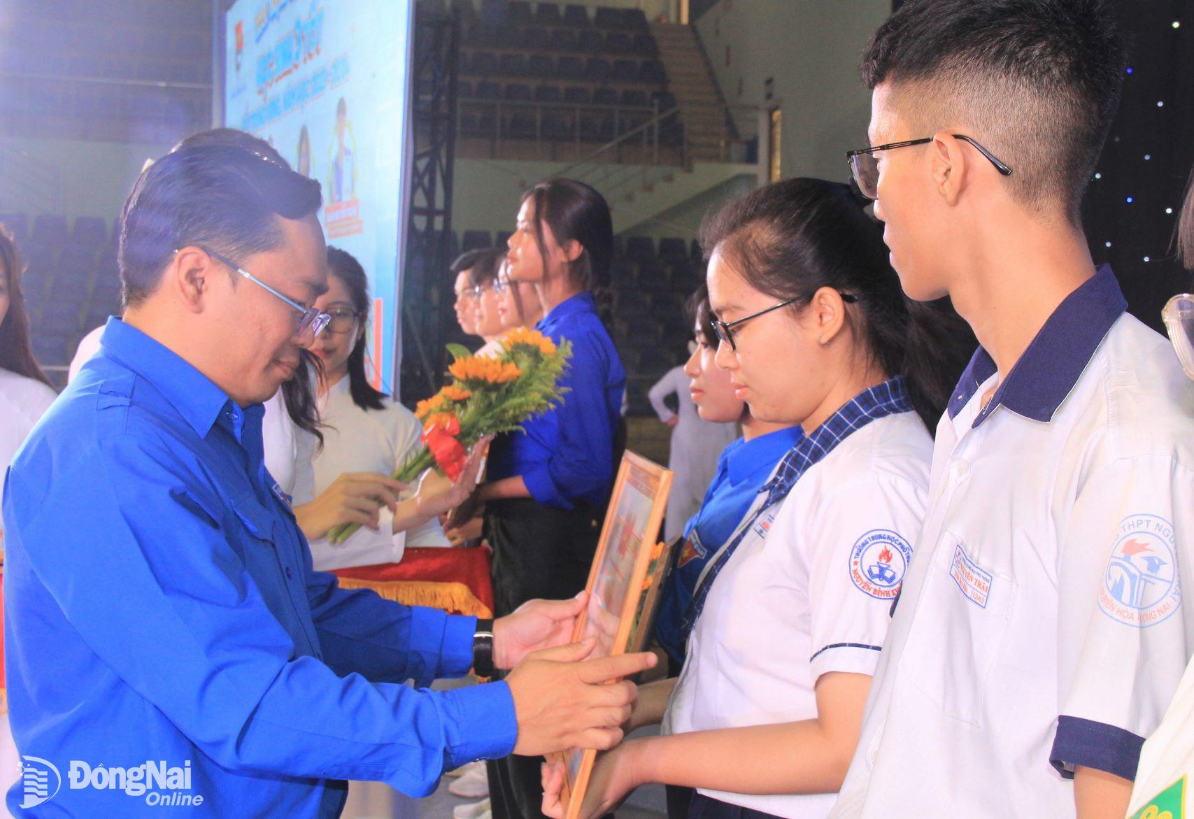 Bí thư Tỉnh đoàn Nguyễn Minh Kiên trao bằng khen của Trung ương Đoàn cho các cá nhân đạt danh hiệu Học sinh 3 tốt cấp Trung ương. Ảnh: Nga Sơn