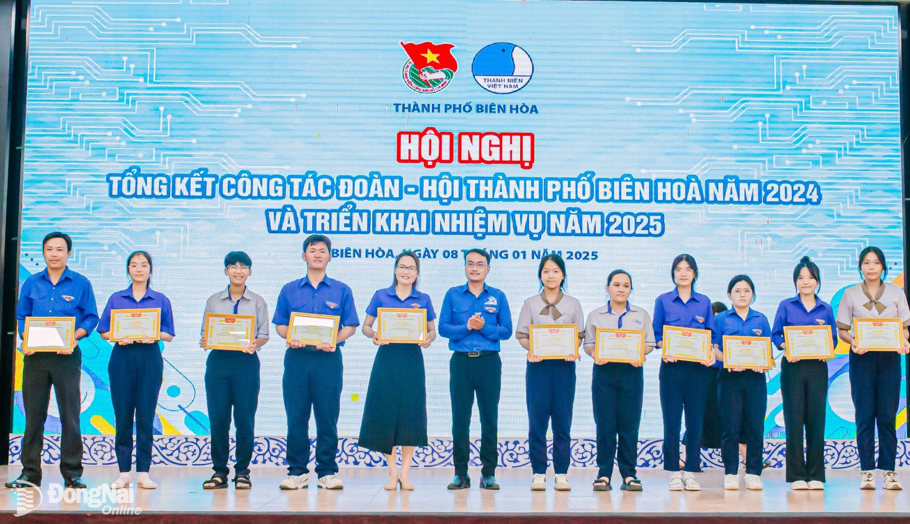 Chủ tịch Hội Liên hiệp thanh niên thành phố Biên Hòa Ngô Quốc Thắng trao giấy khen cho các tập thể, cá nhân có thành tích xuất sắc trong công tác Hội và phong trào thanh niên. Ảnh: ĐVCC