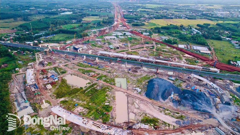 Thi công dự án thành phần 2, Dự án đường cao tốc Biên Hòa - Vũng Tàu đoạn qua địa bàn huyện Long Thành. Ảnh: Phạm Tùng