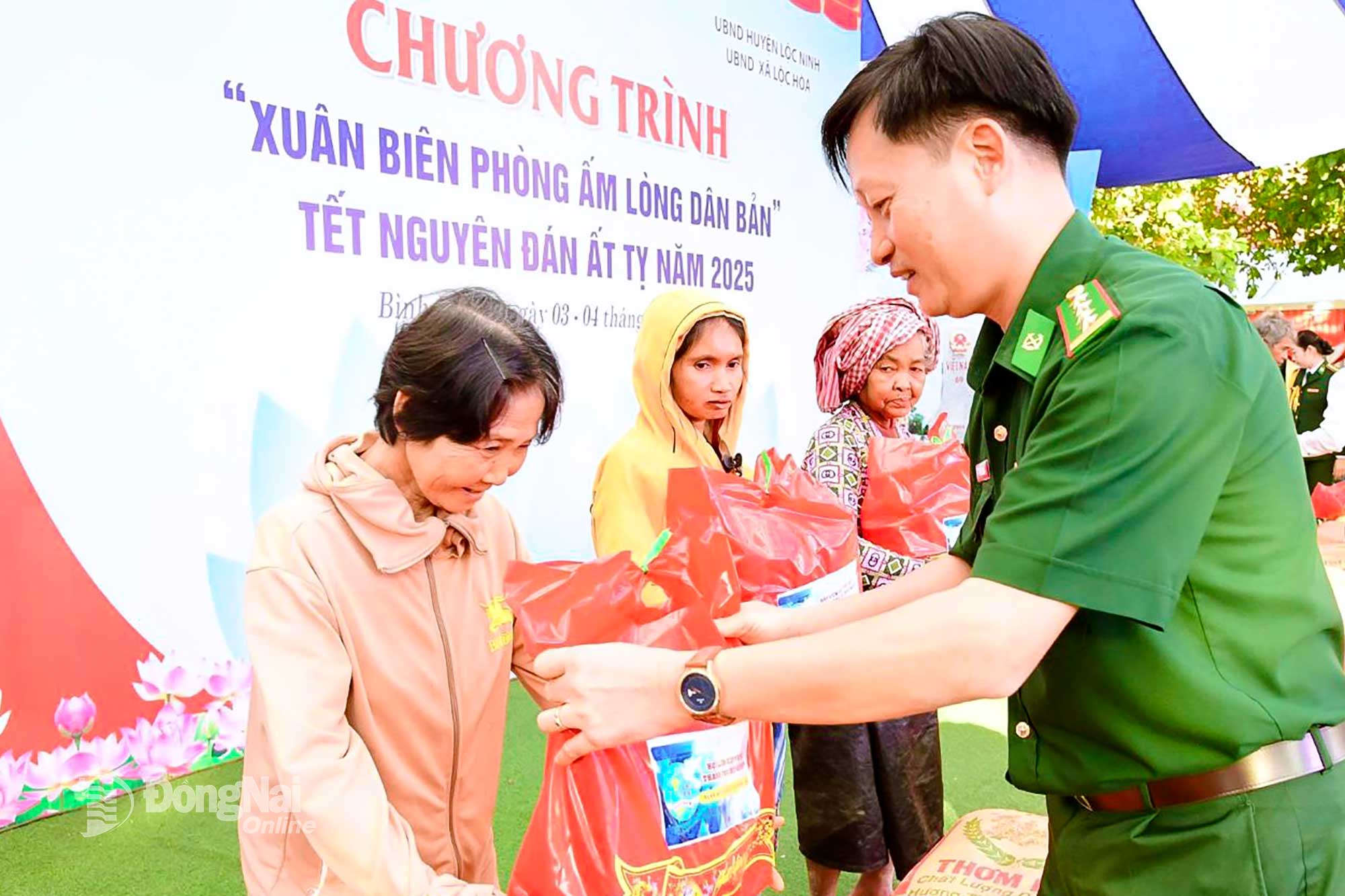 Đại tá Phạm Văn Đảng, Phó Chính ủy Bộ Chỉ huy Quân sự tỉnh, Chính ủy Ban Chỉ huy Bộ đội Biên phòng tỉnh Đồng Nai tặng quà người dân trong Chương trình Xuân biên phòng ấm lòng dân bản năm 2025. Ảnh: Hữu Thịnh