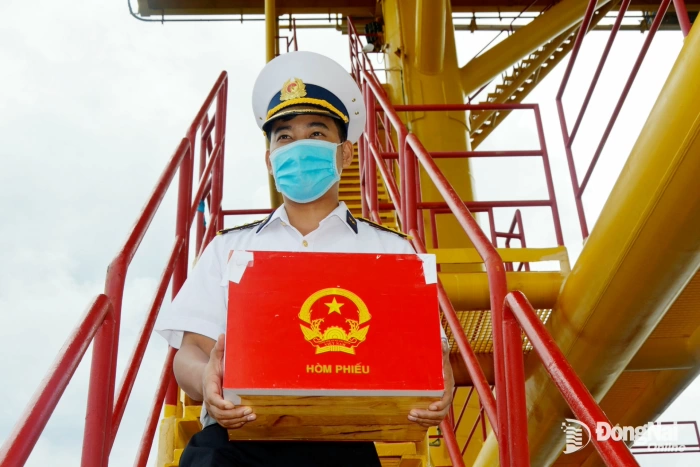 Lá phiếu giữa biển khơi