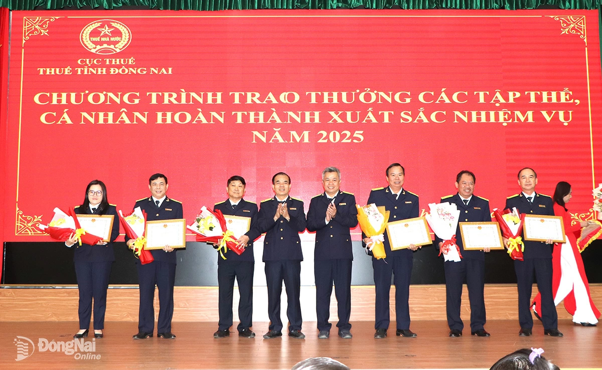 The Dong Nai Tax Department commends enterprises that fulfilled their obligations excellently in 2025. Photo: Ngoc Lien.

