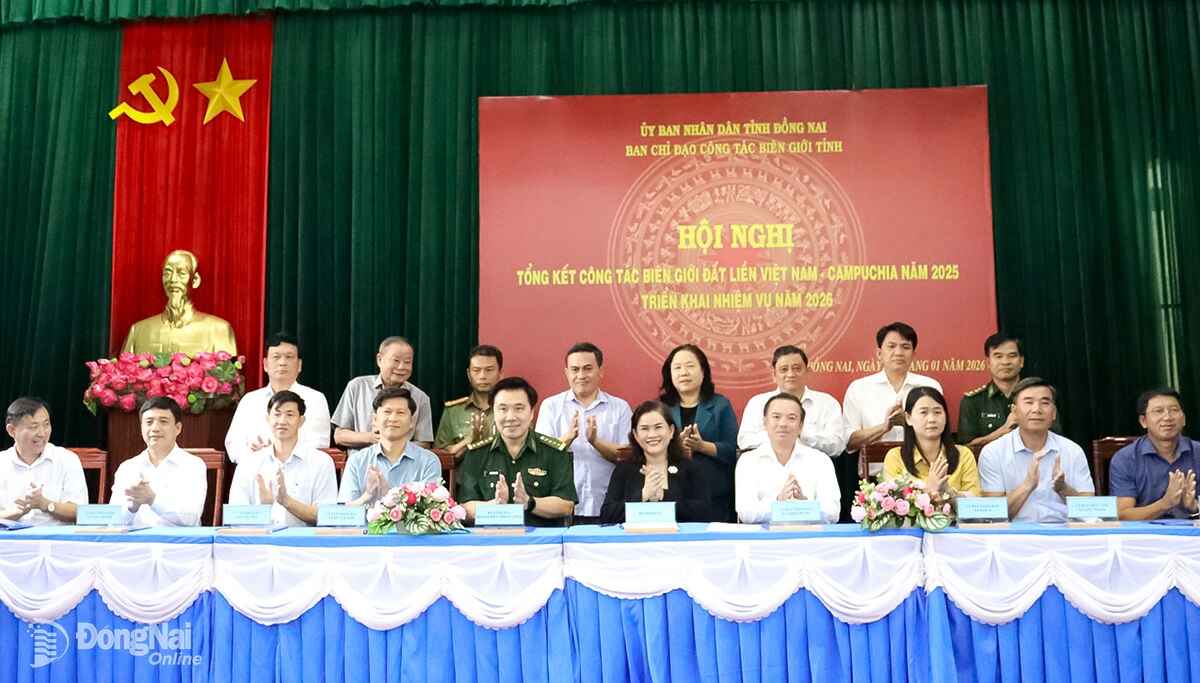 Provincial leaders witness the signing of a coordination agreement among the Department of Foreign Affairs, the Provincial Border Guard Command, the Provincial Public Security, and eight border communes. Photo: Nguyet Ha.

