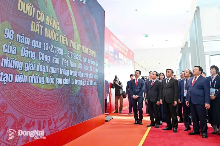 Hanoi adorned with flags and flowers ahead of the 14th National Party Congress