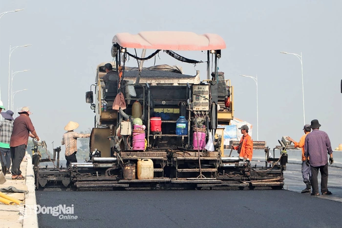 Asphalt paving begins on Thong Nhat Bridge along Bien Hoa Central Axis Road
