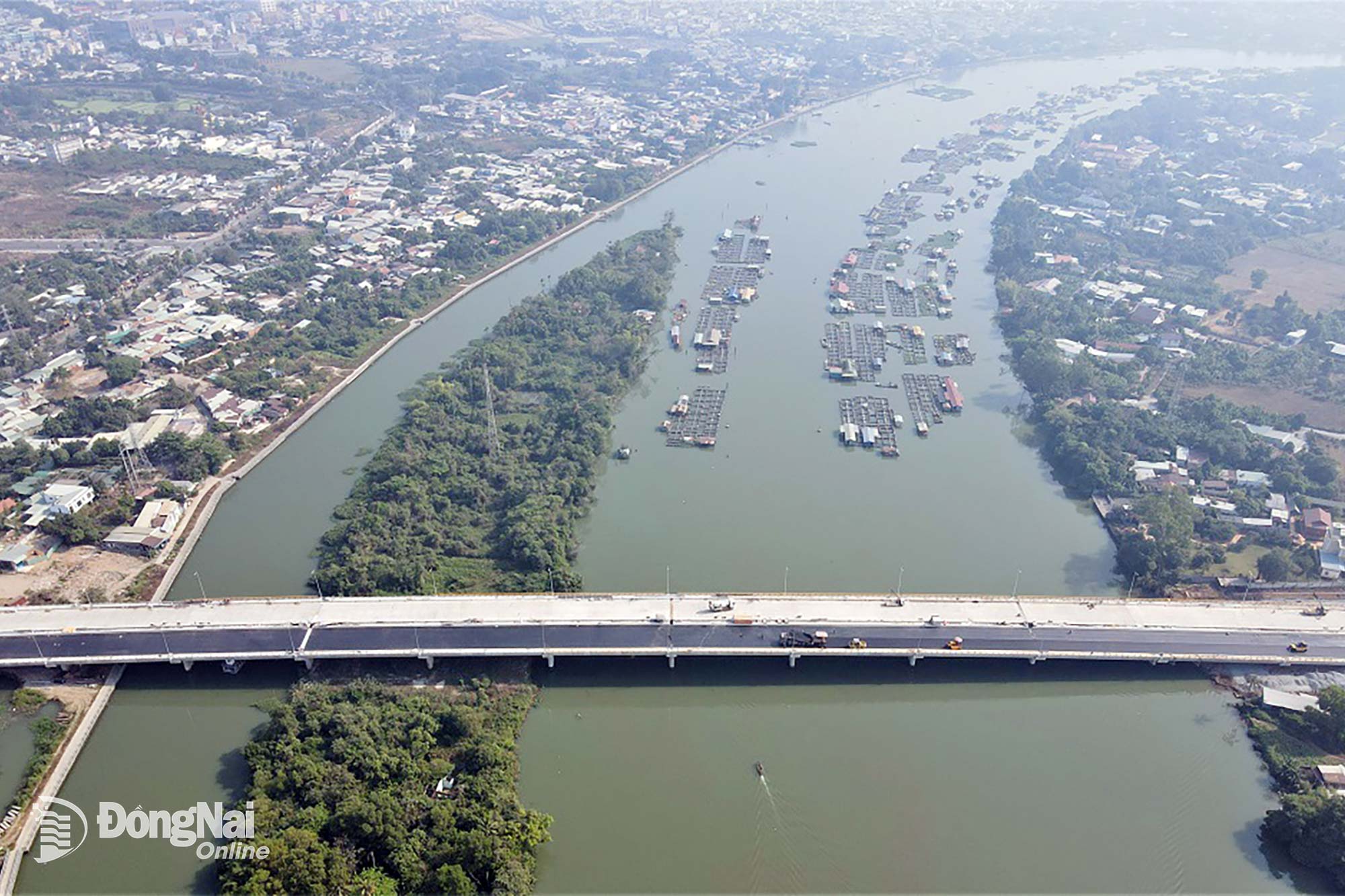 According to the plan, asphalt paving on the deck of Thong Nhat Bridge will be completed by January 31, 2026, with the technical opening scheduled for February 3, 2026. Photo: Pham Tung